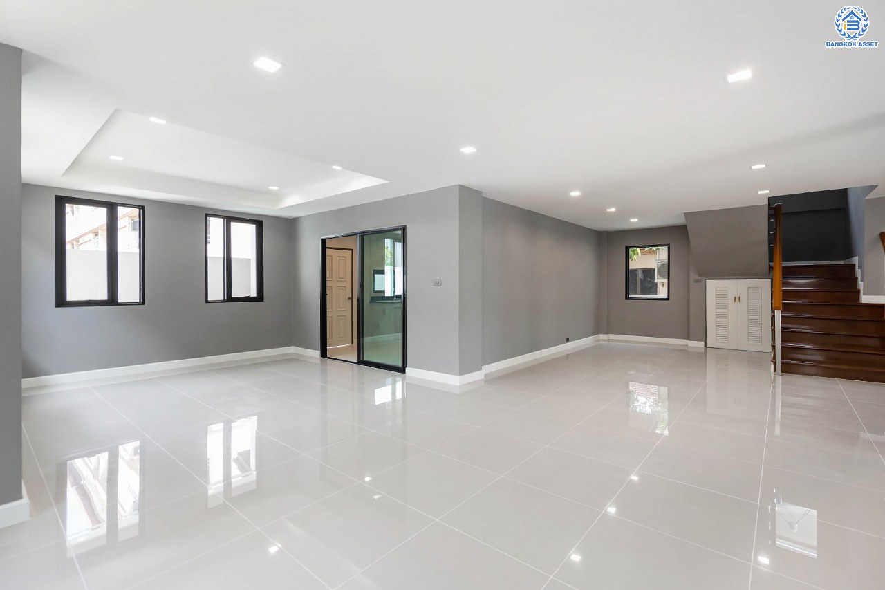 บ้านมือสองตกแต่งใหม่ โครงการ เมืองเอก โครงการ8  วิภาวดี-รังสิต บ้านเดี่ยวหลังใหญ่ บนเนื้อที่ 105 ตร.ว. พื้นที่ใช้สอยเยอะถึง 444 ตร.ม. พร้อมฟังก์ชัน 3 ห้องนอน 5 ห้องน้ำ 1 ห้องอเนกประสงค์ 1 ห้องแม่บ้าน จอดรถได้ 2 คัน สุดยอดทำเล เชื่อมต่อทุกการเดินทาง ใกล้จุดขึ้นทางด่วน "ศรีสมาน" และมหาวิทยาลัยรังสิต